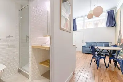 Salle de bains dans l'établissement Cozy Duplex 6P - Arc de Triomphe