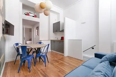 Télévision ou salle de divertissement dans l'établissement Cozy Duplex 6P - Arc de Triomphe