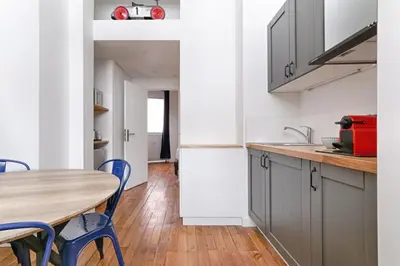 Cuisine ou kitchenette dans l'établissement Cozy Duplex 6P - Arc de Triomphe