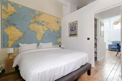 Un ou plusieurs lits dans un hébergement de l'établissement Cozy Duplex 6P - Arc de Triomphe