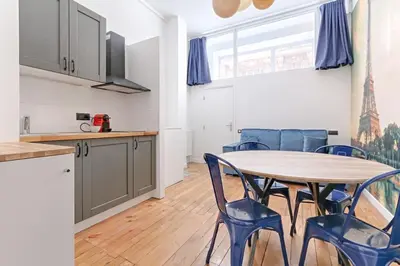 Cuisine ou kitchenette dans l'établissement Cozy Duplex 6P - Arc de Triomphe
