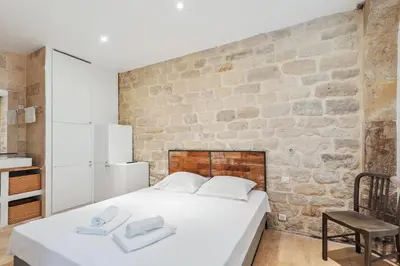Un ou plusieurs lits dans un hébergement de l'établissement Luxury living: appartement contemporain by Weekome