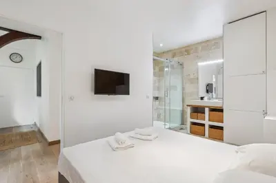Télévision ou salle de divertissement dans l'établissement Luxury living: appartement contemporain by Weekome