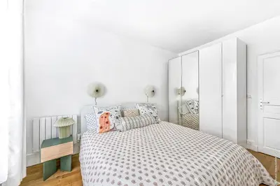Un ou plusieurs lits dans un hébergement de l'établissement Marais - Montmorency 2bdr by B'Your Home