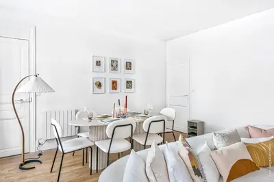 Coin salon dans l'établissement Marais - Montmorency 2bdr by B'Your Home