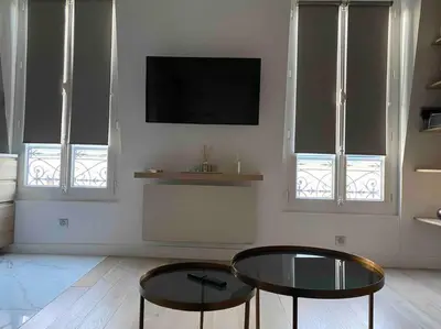 Télévision ou salle de divertissement dans l'établissement Joli studio paris 17
