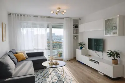 Télévision ou salle de divertissement dans l'établissement Bel appartement près du métro