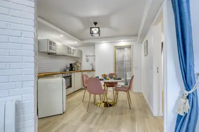 Cuisine ou kitchenette dans l'établissement Stylish & New 1 Bdr Flat with A/C-Trendy Paris 11
