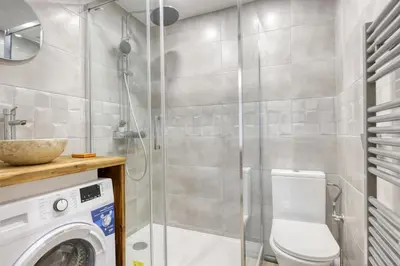 Salle de bains dans l'établissement Stylish & New 1 Bdr Flat with A/C-Trendy Paris 11