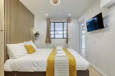 Un ou plusieurs lits dans un hébergement de l'établissement Stylish & New 1 Bdr Flat with A/C-Trendy Paris 11