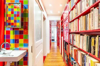 Bibliothèque dans l'appartement