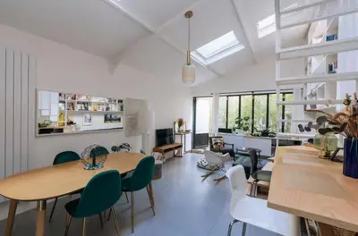 Coin salon dans l'établissement Stylish 1BD Loft Canal Saint-Martin!