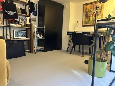 Télévision ou salle de divertissement dans l'établissement Stylish 1BD Loft Canal Saint-Martin!