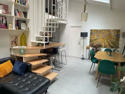 Coin salon dans l'établissement Stylish 1BD Loft Canal Saint-Martin!