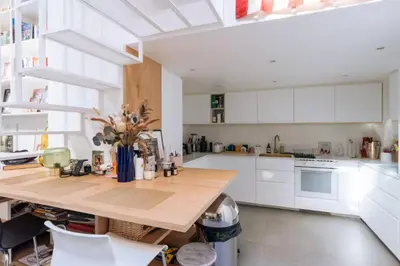 Cuisine ou kitchenette dans l'établissement Stylish 1BD Loft Canal Saint-Martin!