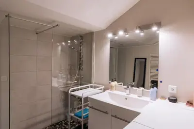 Salle de bains dans l'établissement Stylish 1BD Loft Canal Saint-Martin!