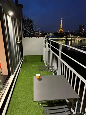 Balcon ou terrasse dans l'établissement Appartement vue Tour Eiffel paris 16 Eme