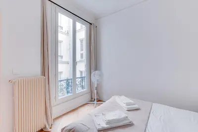 Un ou plusieurs lits dans un hébergement de l'établissement Appartement spacieux à deux pas de Notre-Dame