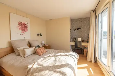 Un ou plusieurs lits dans un hébergement de l'établissement Breathtaking 2BD Apartment Roof-top Patio 19e!