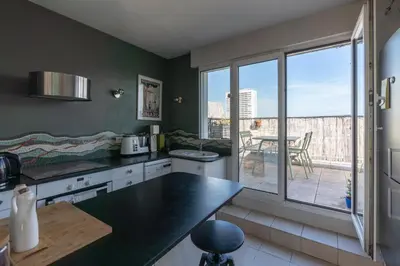 Cuisine ou kitchenette dans l'établissement Breathtaking 2BD Apartment Roof-top Patio 19e!