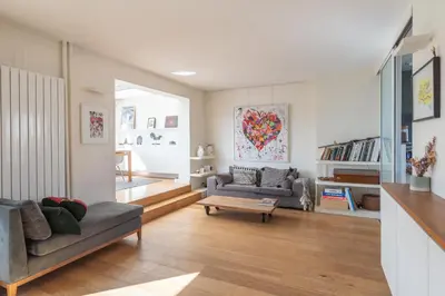 Coin salon dans l'établissement Breathtaking 2BD Apartment Roof-top Patio 19e!