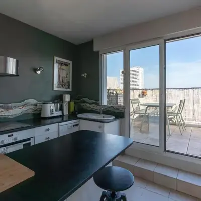 Breathtaking 2BD Apartment Roof-top Patio 19e!