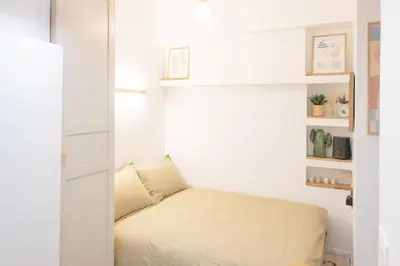 Un ou plusieurs lits dans un hébergement de l'établissement Charmant studio_ Champs-Élysées