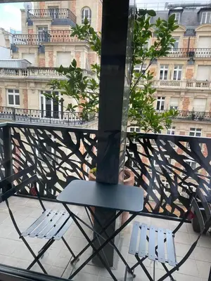 Balcon ou terrasse dans l'établissement Appartement spacieux et cosy Champs Elysées Arc de triomphe