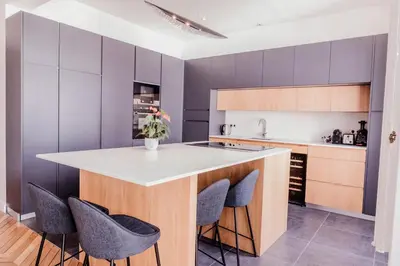 Cuisine ou kitchenette dans l'établissement Luxueux duplex Elysées