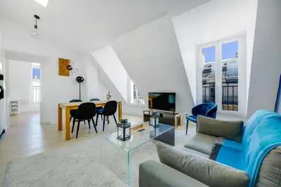 Télévision ou salle de divertissement dans l'établissement Luxueux duplex Elysées