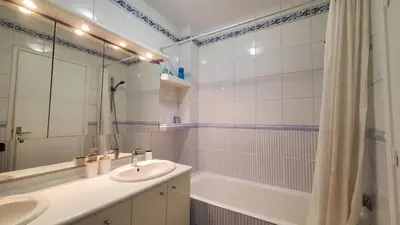 Salle de bains dans l'établissement Bd du Lycée-Rue d'Issy