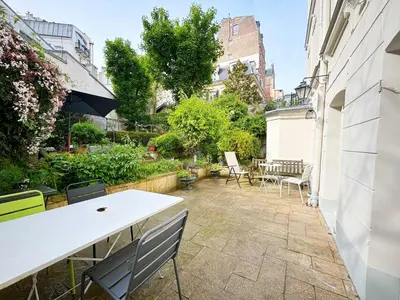 Jardin de l'établissement Grand appartement avec jardin privatif à Paris