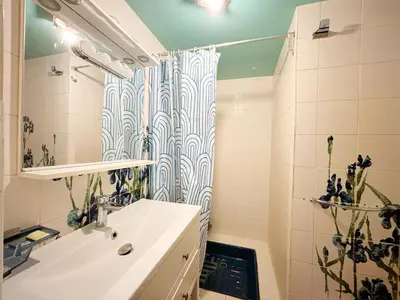 Salle de bains dans l'établissement Grand appartement avec jardin privatif à Paris