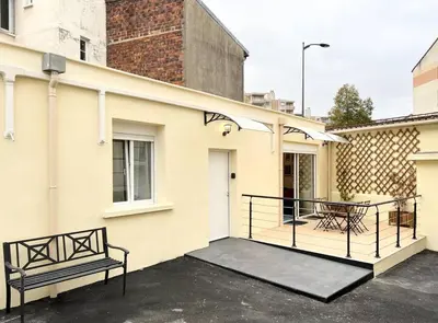 Balcon ou terrasse dans l'établissement House climatisée & parking à 15 minutes de Paris
