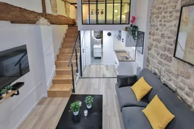 Coin salon dans l'établissement Clara - Modern Loft Sorbonne Notre-Dame Historic