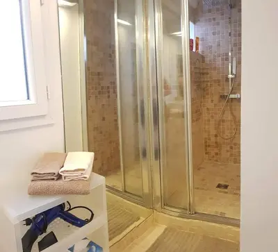 Salle de bains dans l'établissement Bastille - Lappe - Quartier anime
