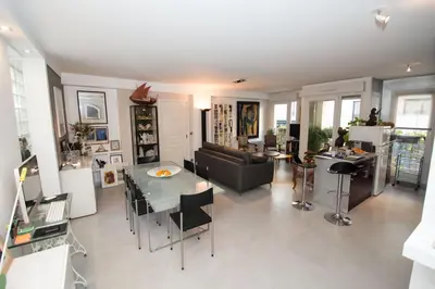 Coin salon dans l'établissement Montmartre - Ruisseau - magnifique appartement artistique