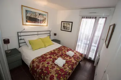 Un ou plusieurs lits dans un hébergement de l'établissement Montmartre - Ruisseau - magnifique appartement artistique