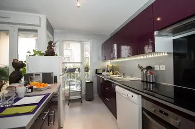 Cuisine ou kitchenette dans l'établissement Montmartre - Ruisseau - magnifique appartement artistique