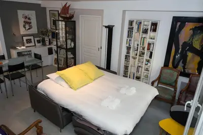 Un ou plusieurs lits dans un hébergement de l'établissement Montmartre - Ruisseau - magnifique appartement artistique