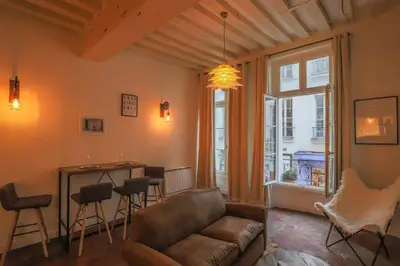 Coin salon dans l'établissement Le Marais - Charlot - Appartement de caractere