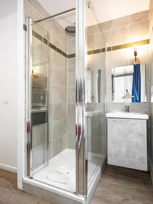Salle de bains dans l'établissement Nets Inn Apartments - La Villette