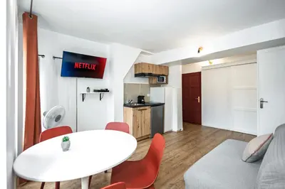 Cuisine ou kitchenette dans l'établissement Nets Inn Apartments - La Villette