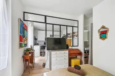 Télévision ou salle de divertissement dans l'établissement L'Oasis Urbaine - Proche Belleville et Parmentier