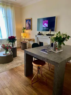 Télévision ou salle de divertissement dans l'établissement 2-Bed Room Cosy Apartment - Central Location