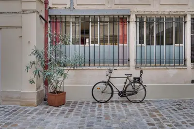 Vélo sur le terrain de l'établissement Marais - Appartement Parisien pour 5 personnes ou dans les environs