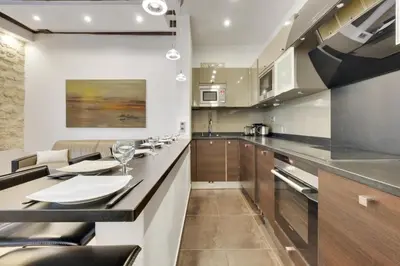 Cuisine ou kitchenette dans l'établissement Marais - Appartement Parisien pour 5 personnes
