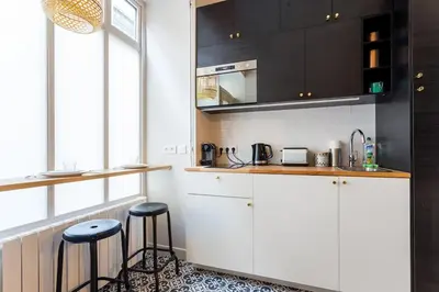 Cuisine ou kitchenette dans l'établissement Cosy studio - Arc de Triomphe