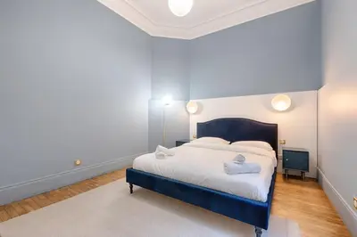 Un ou plusieurs lits dans un hébergement de l'établissement MyKeypers Luxury Parisian Flat - Heart of Paris