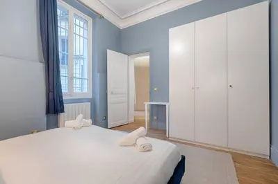 Un ou plusieurs lits dans un hébergement de l'établissement MyKeypers Luxury Parisian Flat - Heart of Paris